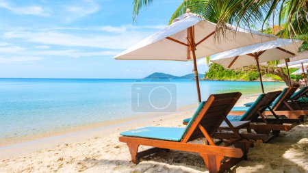 Téléchargez les photos : Koh Samet Island Rayong Thaïlande, chaises de plage transat avec parasols à la plage tropicale blanche de Samed Island avec une turque couleur océan par une journée ensoleillée - en image libre de droit