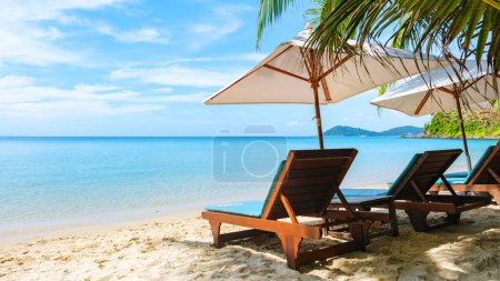 Téléchargez les photos : Koh Samet Island Rayong Thaïlande, chaises de plage transat avec parasols à la plage tropicale blanche de Samed Island avec un océan coloré turqouse - en image libre de droit