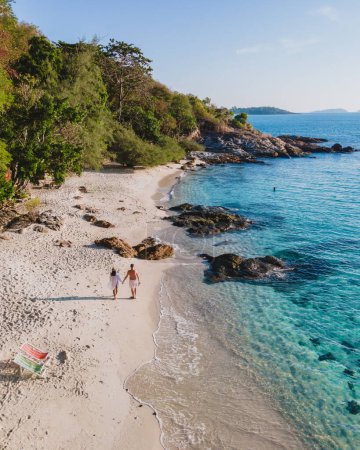 Téléchargez les photos : Koh Samet Island Thaïlande, vue aérienne de drone d'en haut à un couple d'hommes et de femmes marchant sur la plage de Samed Island en Thaïlande avec une turque couleur océan et une plage tropicale blanche - en image libre de droit