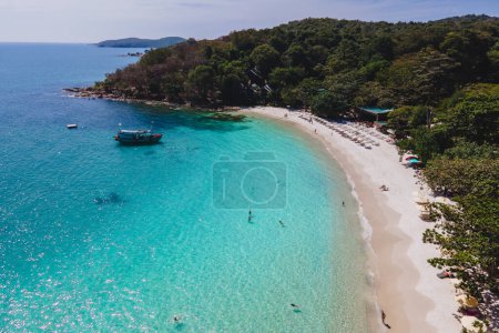Téléchargez les photos : Koh Samet Island Thaïlande, vue aérienne de drone d'en haut à l'île Samed en Thaïlande avec un océan de couleur turque et une plage tropicale blanche par une journée ensoleillée - en image libre de droit
