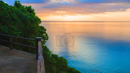 Foto de Koh Samet Island Rayong Tailandia, la playa tropical blanca de Samed Island con un océano de color turquesa, puesta de sol en un mirador en la isla frente al mar - Imagen libre de derechos