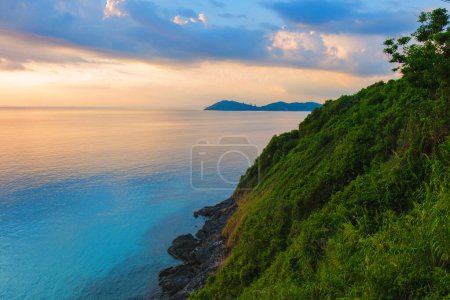 Foto de Koh Samet Island Rayong Tailandia, la playa tropical blanca de Samed Island con un océano de color turquesa, puesta de sol en un mirador en la isla - Imagen libre de derechos