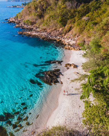 Téléchargez les photos : Koh Samet Island Thaïlande, vue aérienne de drone d'en haut à un couple d'hommes et de femmes sur la plage de Samed Island en Thaïlande avec une turque couleur océan et une plage tropicale blanche pendant les vacances - en image libre de droit