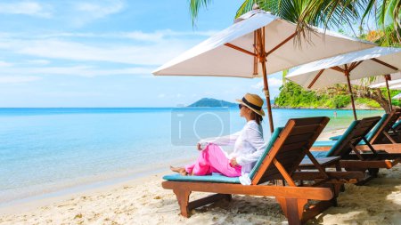 Téléchargez les photos : Femme asiatique sur une chaise de plage sur la plage de Koh Samet Island Rayong Thaïlande, la plage tropicale blanche de Samed Island avec un océan de couleur turque - en image libre de droit