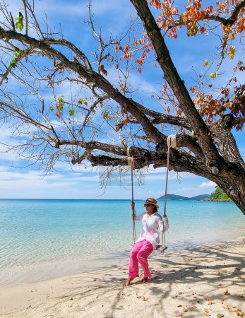 Téléchargez les photos : Femme asiatique sur une balançoire à la plage de Koh Samet Island Rayong Thaïlande, la plage tropicale blanche de Samed Island avec une turque couleur océan par un après-midi ensoleillé - en image libre de droit