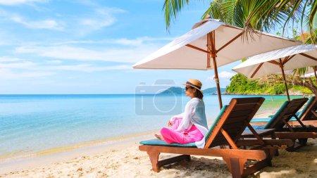 Foto de Mujer tailandesa asiática en una silla de playa en la playa de Koh Samet Island Rayong Tailandia, la playa tropical blanca de Samed Island con un océano de color turquesa - Imagen libre de derechos