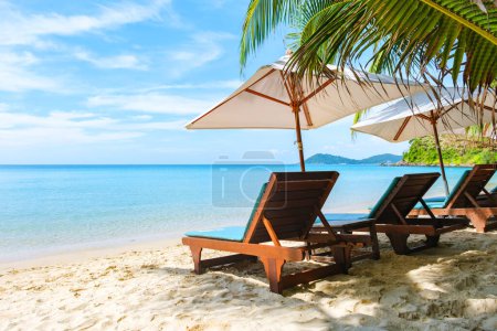 Foto de Koh Samet Island Rayong Tailandia, sillas de playa tumbona con sombrillas en la playa tropical blanca de Samed Island con un océano de color turquesa en un resort de lujo - Imagen libre de derechos