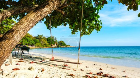 Téléchargez les photos : Une balançoire sur la plage de Koh Samet Island Rayong Thaïlande, la plage tropicale blanche de Samed Island avec un océan de couleur turque - en image libre de droit