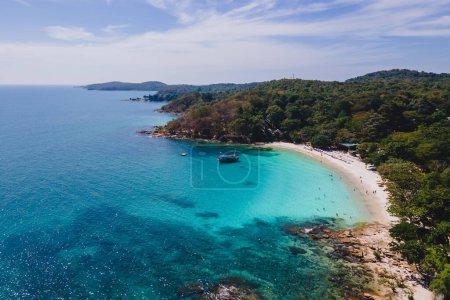 Téléchargez les photos : Vue aérienne de drone d'en haut à l'île Samed en Thaïlande avec un océan coloré de turqouse et une vue tropicale blanche de plage - en image libre de droit
