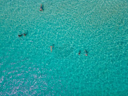 Foto de Personas nadando en el océano durante las vacaciones en Koh Samet Island Tailandia, vista aérea de drones desde arriba en la Isla Samed en Tailandia con un océano de color turquesa - Imagen libre de derechos