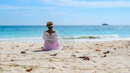 Foto de Mujer asiática sentada en la playa de Koh Samet Island Rayong Tailandia, la playa tropical blanca de Samed Island con un océano de color turquesa - Imagen libre de derechos