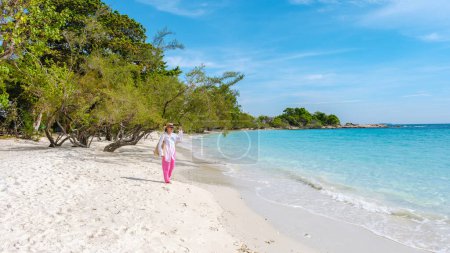 Foto de Mujer asiática caminando en la playa de Koh Samet Island Rayong Tailandia, la playa tropical blanca de Samed Island con un océano de color turquesa - Imagen libre de derechos