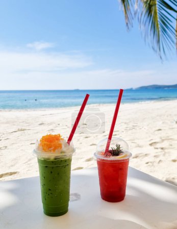 Téléchargez les photos : Thé vert froid et boisson tropicale aux fraises sur la plage de Koh Samet Island Rayong Thaïlande, Thé vert thaïlandais glacé au lait - en image libre de droit