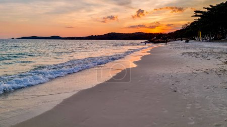 Foto de Puesta de sol en la playa de Koh Samet Island Rayong Tailandia, la playa tropical blanca de Samed Island con un océano de color turquesa - Imagen libre de derechos