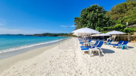 Téléchargez les photos : Koh Samet Island Rayong Thaïlande, chaises longues avec parasols à la plage tropicale blanche de Samed Island - en image libre de droit