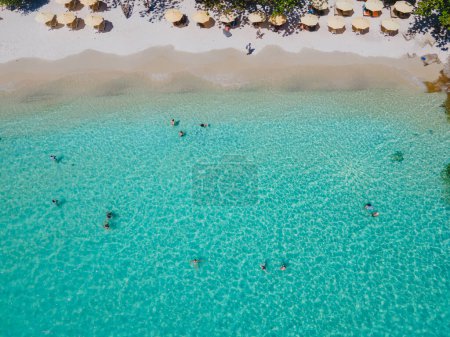 Téléchargez les photos : Vue aérienne de drone d'en haut aux personnes nageant dans l'océan à l'île de Samed en Thaïlande, avec un océan coloré de turqouse et une vue tropicale blanche de plage à Koh Samt Thaïlande - en image libre de droit