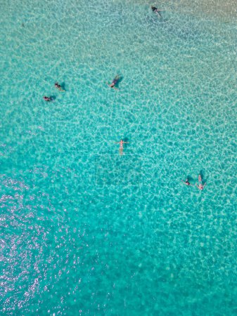 Foto de Vista aérea del dron desde arriba a la gente nadando en el océano en la Isla Samed en Tailandia, con un océano de color turquesa y una vista blanca de la playa tropical en Koh Samt Tailandia - Imagen libre de derechos