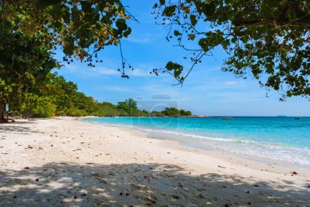 Foto de A white tropical beach at Koh Samet Island Rayong Thailand, the white tropical beach of Samed Island with a turqouse colored ocean - Imagen libre de derechos