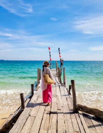 Foto de Mujer asiática en un muelle de madera en el océano de Koh Samet Island Rayong Tailandia, la playa tropical blanca de Samed Island con un océano de color turquesa - Imagen libre de derechos