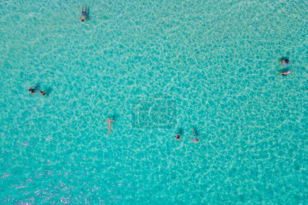 Téléchargez les photos : Personnes nageant dans un bleu turqouse couleur océan à Koh Samet Island Thaïlande, vue aérienne de drone d'en haut à l'île Samed en Thaïlande - en image libre de droit