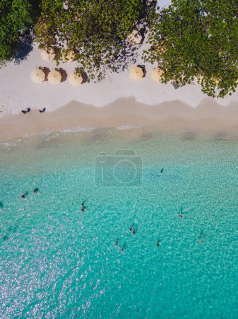 Foto de Gente nadando en un azul turqouse océano de color en Koh Samet Island Tailandia, vista aérea de aviones no tripulados desde arriba en la Isla Samed en Tailandia - Imagen libre de derechos
