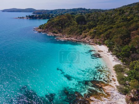 Téléchargez les photos : Koh Samet Island Thaïlande, vue aérienne de drone d'en haut à l'île Samed en Thaïlande avec un océan coloré turqouse et une plage tropicale blanche de dessus vue de drone - en image libre de droit
