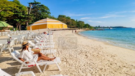Foto de Koh Samet Island Rayong Tailandia 10 de diciembre de 2023, personas relajándose en la playa durante las vacaciones en una playa tropical con un océano de color turquesa en Samed Island - Imagen libre de derechos