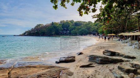 Téléchargez les photos : Koh Samet Island Rayong Thaïlande 10 Décembre 2023, les gens se détendre sur la plage pendant les vacances sur une plage tropicale avec une turque couleur océan à Samed Island - en image libre de droit