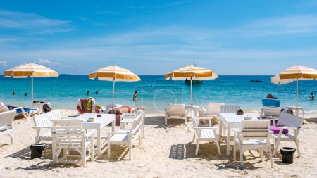 Téléchargez les photos : Koh Samet Island Rayong Thaïlande 10 décembre 2023, les gens se relaxent sur la plage pendant leurs vacances sur une plage tropicale avec un océan de couleur turque - en image libre de droit