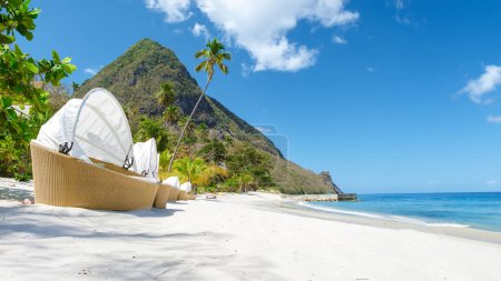 Téléchargez les photos : Sugar Beach Sainte-Lucie plage tropicale blanche avec palmiers et chaises longues de luxe sur la plage de l'île de Sainte-Lucie Caraïbes. - en image libre de droit