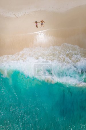 Téléchargez les photos : Homme et femme couchés sur une plage tropicale, Drone vue d'en haut sur une plage tropicale aux Seychelles Cocos Island Seychelles, vue d'en haut sur une plage tropicale, couple en vacances - en image libre de droit
