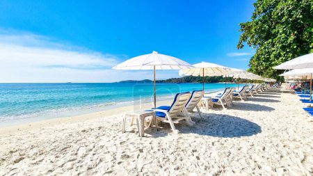 Foto de Koh Samet Island Rayong Tailandia, sillas de playa y tumbonas con sombrillas en la playa tropical blanca de Samed Island en un día soleado - Imagen libre de derechos
