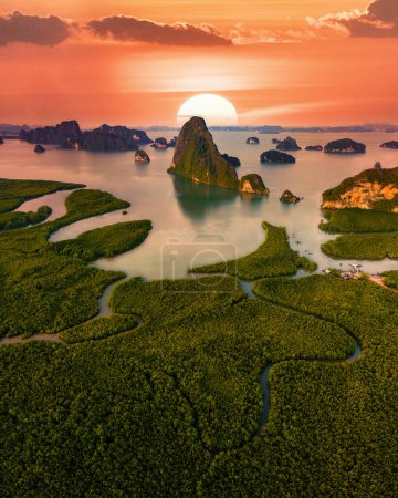 Foto de Vista panorámica de Sametnangshe, vista de las montañas en la bahía de Phangnga con bosque de manglares en el mar de Andamán con cielo crepuscular, destino de viaje en Phangnga, Tailandia - Imagen libre de derechos