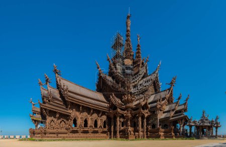 Foto de El Santuario de la Verdad templo de madera en Pattaya Tailandia es una construcción de madera gigantesca ubicada en el cabo de Naklua Pattaya ciudad Chonburi Tailandia - Imagen libre de derechos