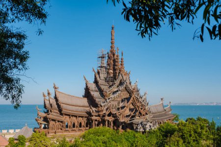 Téléchargez les photos : Le sanctuaire de la vérité temple en bois à Pattaya Thaïlande, une construction de temple en bois situé au cap de la ville de Naklua Pattaya Chonburi Thaïlande - en image libre de droit