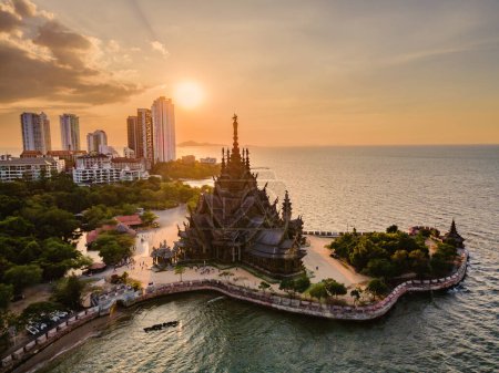 Téléchargez les photos : Skyline de la ville de Pattaya au coucher du soleil avec le temple en bois du Sanctuaire de la Vérité à Pattaya Thaïlande, gigantesque construction en bois située au cap de Naklua Pattaya City Chonburi Thaïlande - en image libre de droit