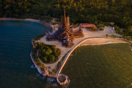 Foto de El Santuario de la Verdad templo de madera en Pattaya Tailandia al atardecer, templo de madera en la playa de Pattaya - Imagen libre de derechos