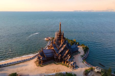 Foto de El Santuario de la Verdad templo de madera en Pattaya Tailandia en la cálida luz de la tarde al atardecer - Imagen libre de derechos