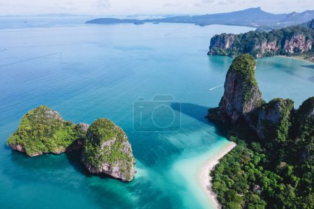 Téléchargez les photos : Railay Beach Krabi Thaïlande La plage tropicale de Railay Krabi, vue panoramique depuis un drone de Railay Beach idyllique en Thaïlande - en image libre de droit
