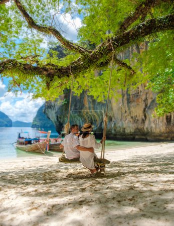 Téléchargez les photos : Koh Lao Lading Island près de Koh Hong Krabi Thaïlande, un couple d'hommes européens et une femme asiatique sur la plage. Couple en excursion en bateau à Krabi Thaïlande - en image libre de droit