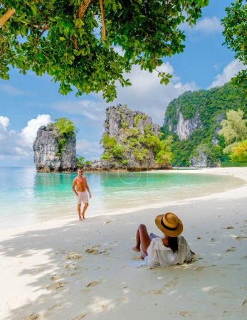 Koh Hong Island Krabi Tailandia, un par de hombres y mujeres en la playa de Koh Hong, una playa tropical blanca con mujeres asiáticas y hombres europeos en Krabi Tailandia
