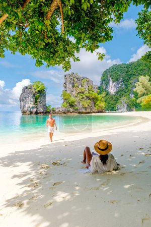 Téléchargez les photos : Koh Hong Island Krabi Thaïlande, un couple d'hommes et de femmes sur la plage de Koh Hong, une plage de sable blanc tropicale avec une femme asiatique et des hommes européens à Krabi Thaïlande - en image libre de droit