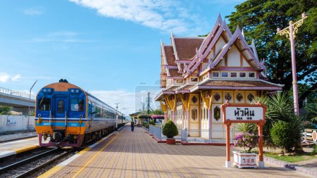 Téléchargez les photos : Gare de Hua Hin en Thaïlande 10 septembre 2022. passagers attendant le train - en image libre de droit