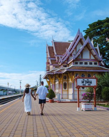 Foto de Estación de tren de Hua Hin en Tailandia. pasajeros esperando el tren en Huahin. un par de hombres y mujeres esperando el tren en una estación de tren vacía - Imagen libre de derechos