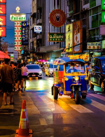 Téléchargez les photos : Bangkok Thaïlande 10 juillet 2022, heure de pointe de la circulation dans la ville au crépuscule, Bangkok circulation du paysage urbain avec un tuk tuk coloré dans la ville China Town avec des néons - en image libre de droit