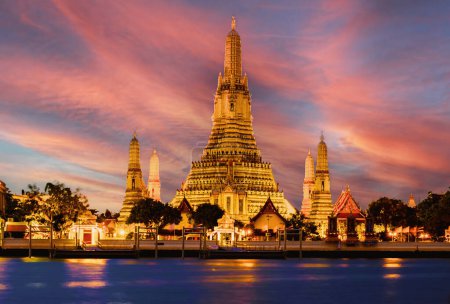 Foto de Wat Arun Temple Bangkok during sunset in Thailand. Chao praya river - Imagen libre de derechos