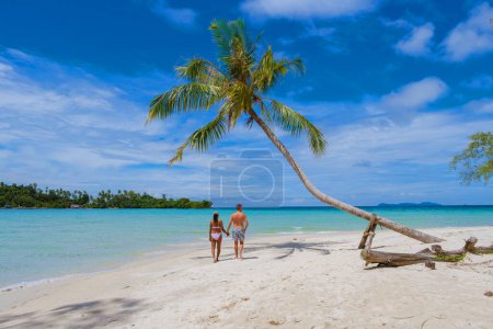 Téléchargez les photos : Tropical Island Koh Kood ou Koh Kut Thaïlande. Couple hommes et femmes en vacances en Thaïlande marchant sur la plage - en image libre de droit