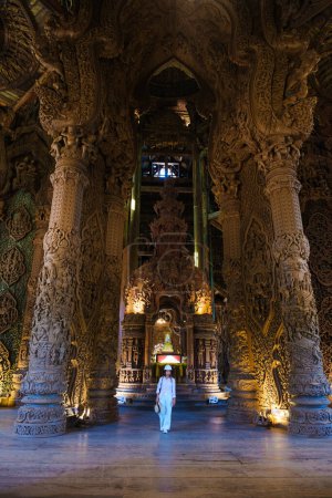 Téléchargez les photos : Les femmes asiatiques thaïlandaises visitent le sanctuaire de la vérité temple en bois à Pattaya Thaïlande - en image libre de droit