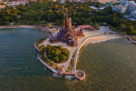 Foto de Templo de madera junto al océano de Pattaya, el Santuario de la Verdad templo de madera en Pattaya Tailandia es una construcción de madera gigantesca ubicada en el cabo de Naklua Pattaya City Chonburi Tailandia - Imagen libre de derechos
