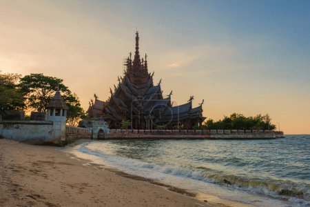 Foto de El Santuario de la Verdad templo de madera en Pattaya Tailandiaal atardecer en la playa de Pattaya - Imagen libre de derechos